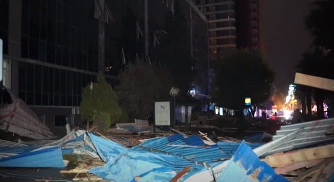 ძლიერმა ქარმა ბათუმში პრობლემები შექმნა