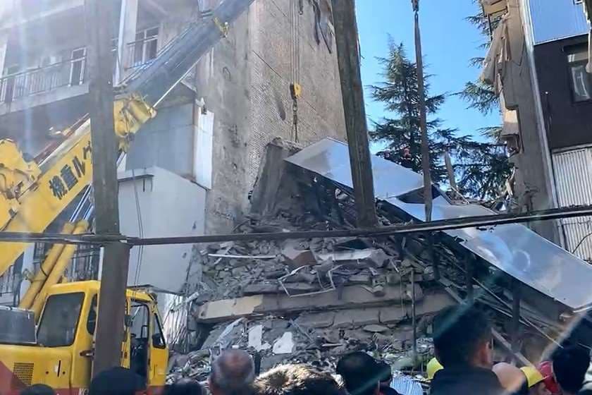 ბათუმში, ნანგრევებში სავარაუდოდ, 7-8 ადამიანს ეძებენ