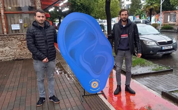 ბათუმში, სუს-ის შენობასთან “ევროპული საქართველოს” წევრებმა ყურის ფორმის ბანერი მიიტანეს