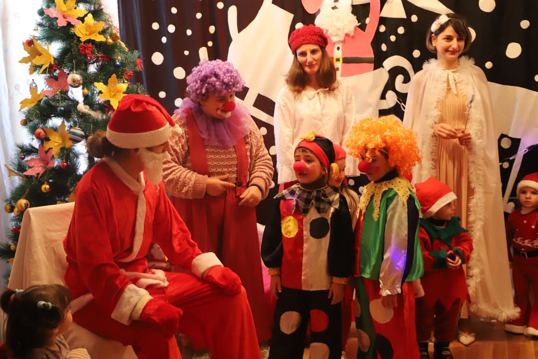 თერჯოლის მერმა შშმ ბავშვთა სასწავლო სარეაბილიტაციო დღის ცენტრების აღსაზრდელებს დამდეგი შობა-ახალი წელი მიულოცა