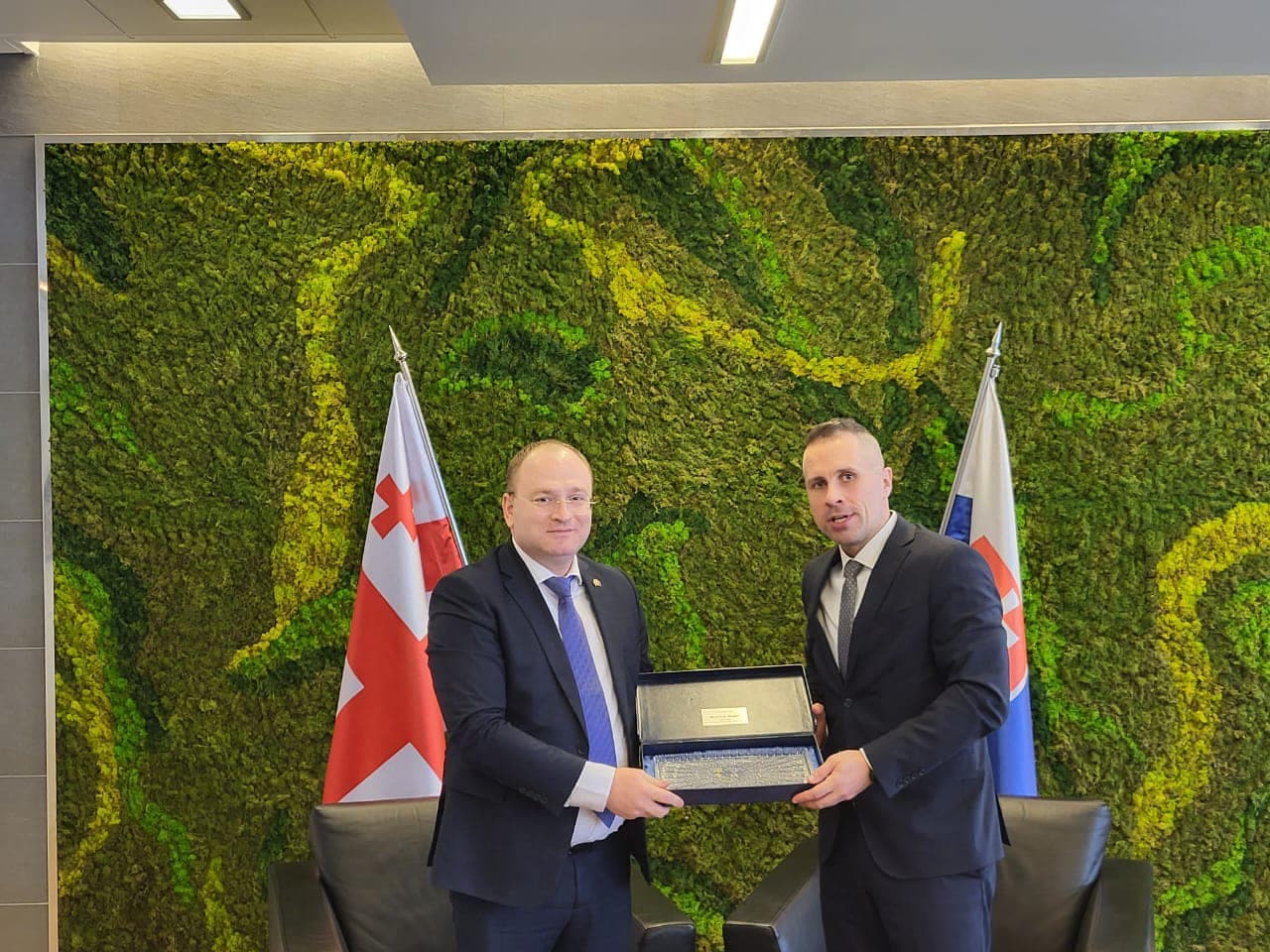 Frontnews image description