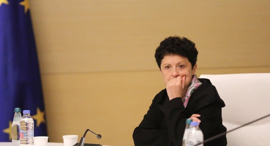 თეა წულუკიანი – როგორც ჩანს, ბატონ იან კელის “ნაციონალური მოძრაობისა” და მის წიაღში წარმოქმნილი პოლიტიკური დაჯგუფებების სიყვარული თან გაჰყვა, ყოფილი ელჩი ხშირად თავს გვახსენებს და კვლავაც განაგრძობს “პოლიტიკურად თავისიანების“ მხარდაჭერას