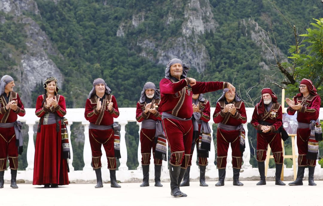 სალომე ზურაბიშვილმა ანსამბლი “ბერმუხა“ ღირსების ორდენით დააჯილდოვა