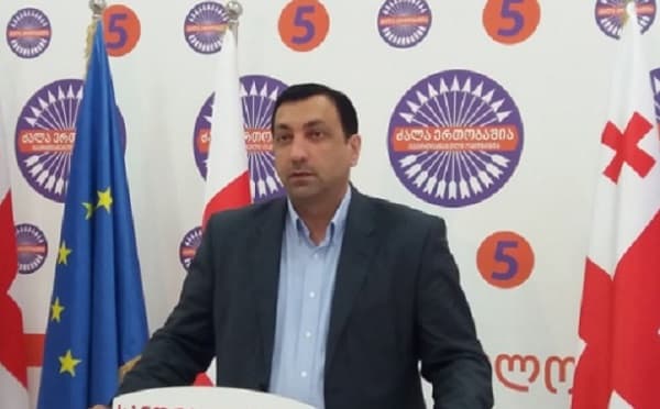 ლევან ბეჟაშვილი – გომელაური უნდა მოვიდეს პარლამენტში იმისთვის, რომ მერე წავიდეს თანამდებობიდან