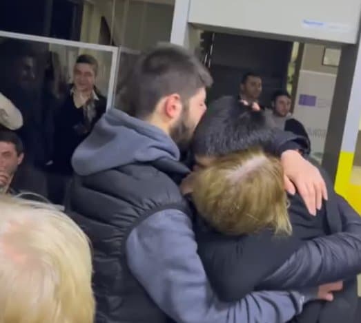 მამის მკვლელობაში ბრალდებული ახალგაზრდა, რომელსაც უვადო პატიმრობა ემუქრებოდა, ნაფიცმა მსაჯულებმა უდანაშაულოდ ცნეს