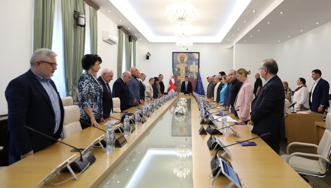 პარლამენტის ბიუროს წევრებმა შოვში, სტიქიის შედეგად გარდაცვლილთა ხსოვნას წუთიერი დუმილით პატივი მიაგეს