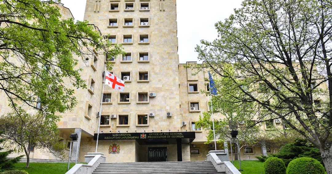 პროკურატურამ მამის განზრახ მკვლელობისთვის დაკავებულს ბრალდება წარუდგინა
