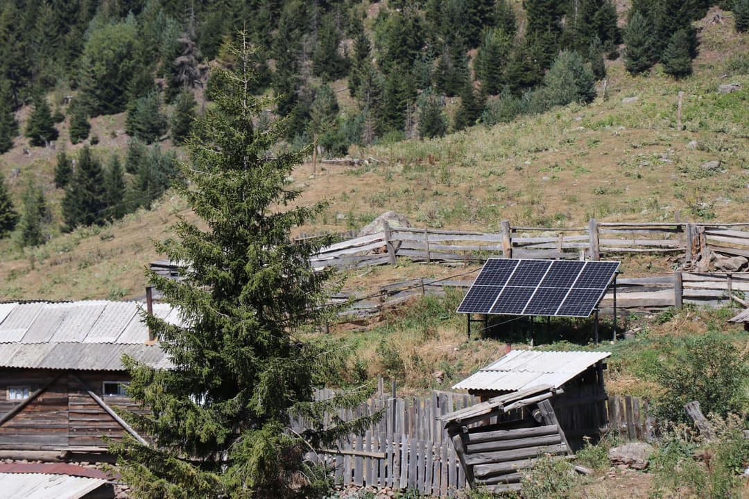 ბორჯომის მუნიციპალიტეტის მაღალმთიანეთში მზის ელექტროსადგურები დამონტაჟდა