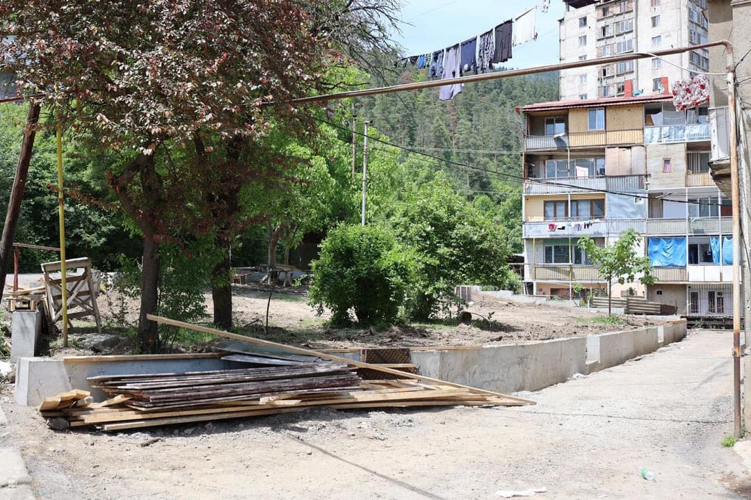 ლიკანში, მესხეთის N39-ში, სკვერის მოწყობის სამუშაოები მიმდინარეობს