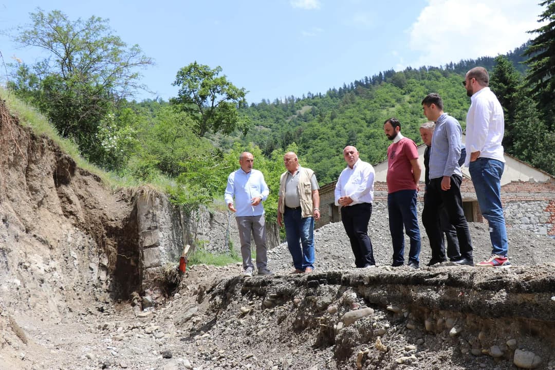 ბორჯომში, მესხეთის ქუჩაზე არსებული ავტობაზის ტერიტორიაზე მდებარე შენობისა და ტერიტორიის რეაბილიტაცია მიმდინარეობს