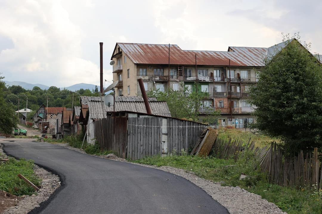 ბორჯომის მუნიციპალიტეტის მაღალმთიან სოფელ ანდეზიტში გზების რეაბილიტაცია მიმდინარეობს