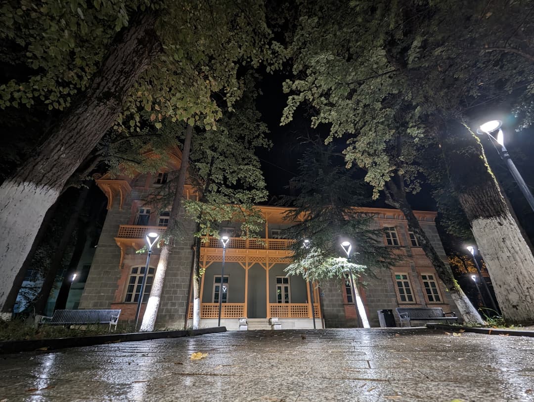 ბორჯომის მუნიციპალიტეტში მერაბ კოსტავას სახელობის სკვერის და მოედნის რეაბილიტაცია დასრულდა