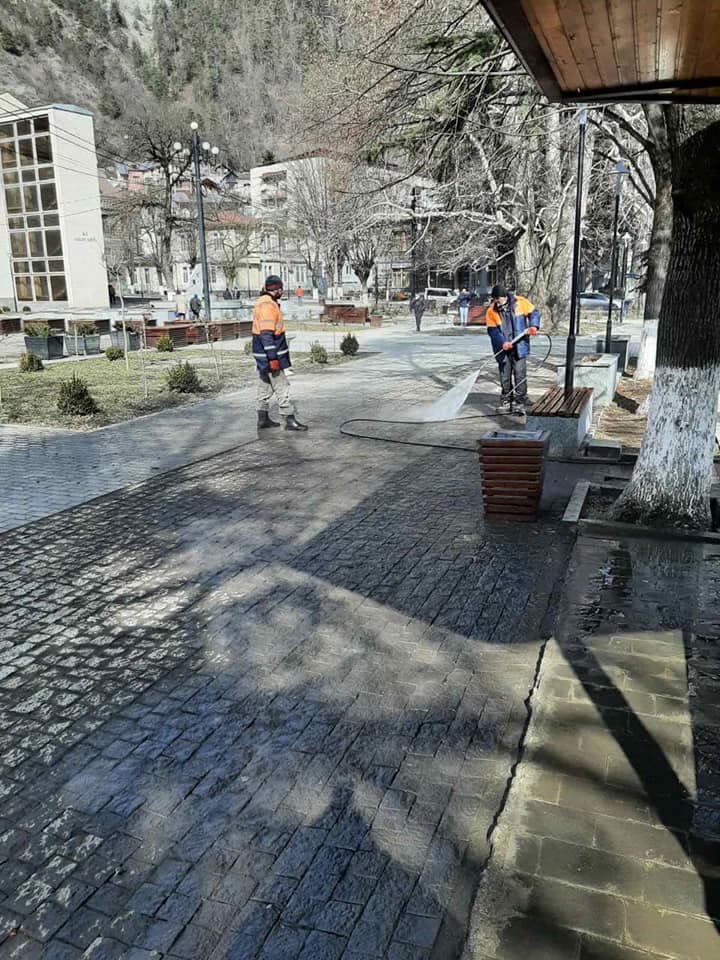 ბორჯომის მუნიციპალიტეტის “დასუფთავებისა და კეთილმოწყობის სამსახური” მასშტაბურ საგაზაფხულო დასუფთავების სამუშაოებს ახორციელებს