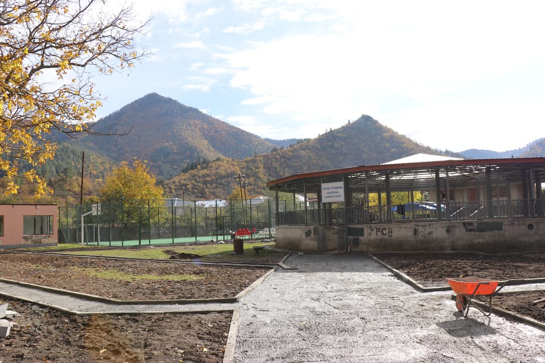 დაბა ახალდაბაში სკვერის კეთილმოწყობა მიმდინარეობს