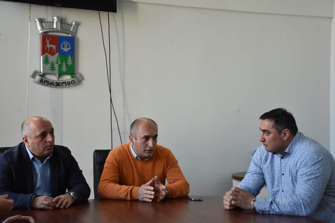 ბორჯომის მერი და საკრებულოს წარმომადგენლები ბორჯომელ წარმატებულ სპორტსმენს გიორგ ტალახაძეს შეხვდნენ