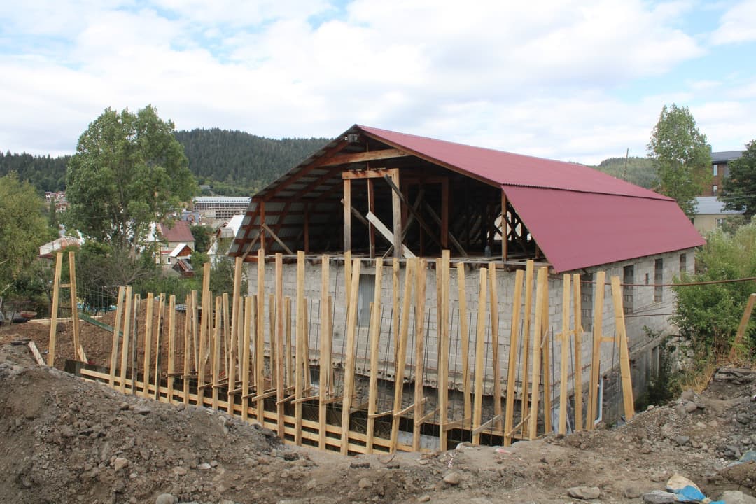 ბაკურიანში, თამარ მეფის ქ. №35-ში საყრდენი კედლის მშენებლობა მიმდინარეობს