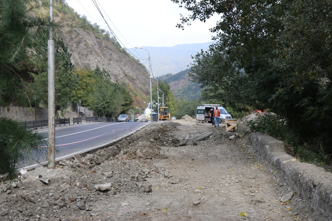 ბორჯომში, მტკვრის სანაპიროზე ახალი სკვერის მოწყობის სამუშაოები დაიწყო