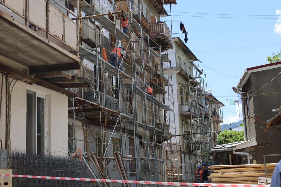 ბორჯომში, რუსთაველის ქუჩაზე სამი მრავალბინიანი საცხოვრებელი კორპუსის სახურავებისა და ფასადების მოწყობა მიმდინარეობს