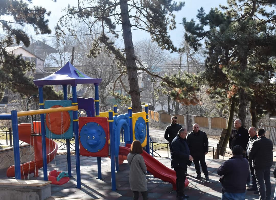 ბორჯომის მუნიციპალიტეტის საკრებულოს თავმჯდომარემ და საკრებულოს დეპუტატებმა სოფელ ტბაზე ახლადმოწყობილი სკვერი დაათვალიერეს