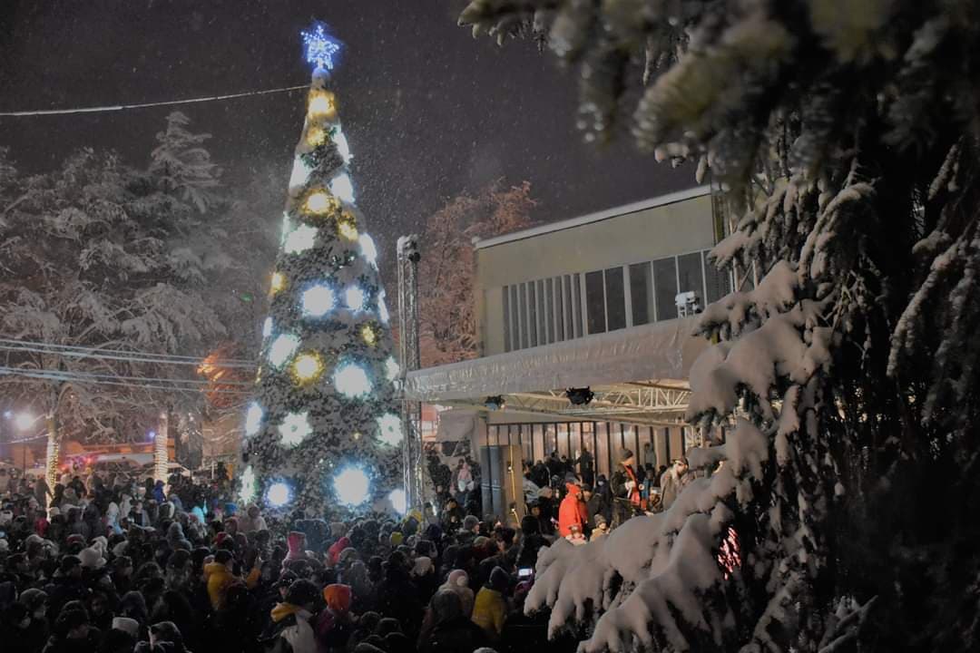 ბორჯომში ქალაქის მთავარი ნაძვის ხე საზეიმოდ აინთო