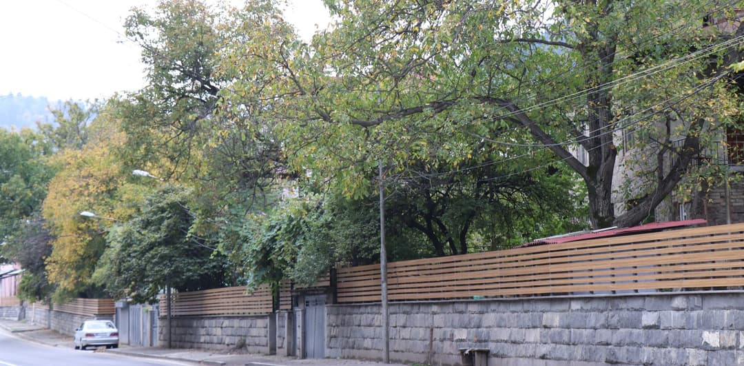 ბორჯომში, აღმაშენებლის ქუჩაზე დეკორატიული მოაჯირის მოწყობა დასრულდა