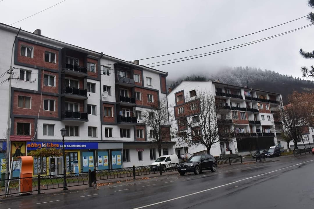 ბორჯომში მრავალბინიანი საცხოვრებელი კორპუსების ფასადების რეაბილიტაცია გრძელდება