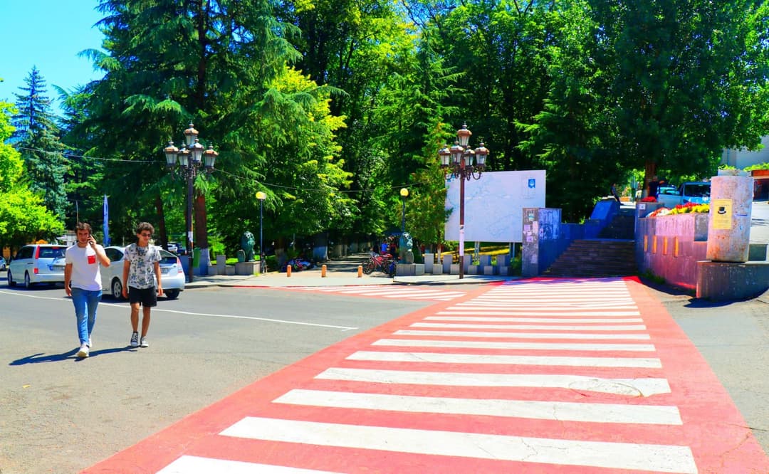 ბორჯომში ქვეითთა გადასასვლელები დაიხაზა