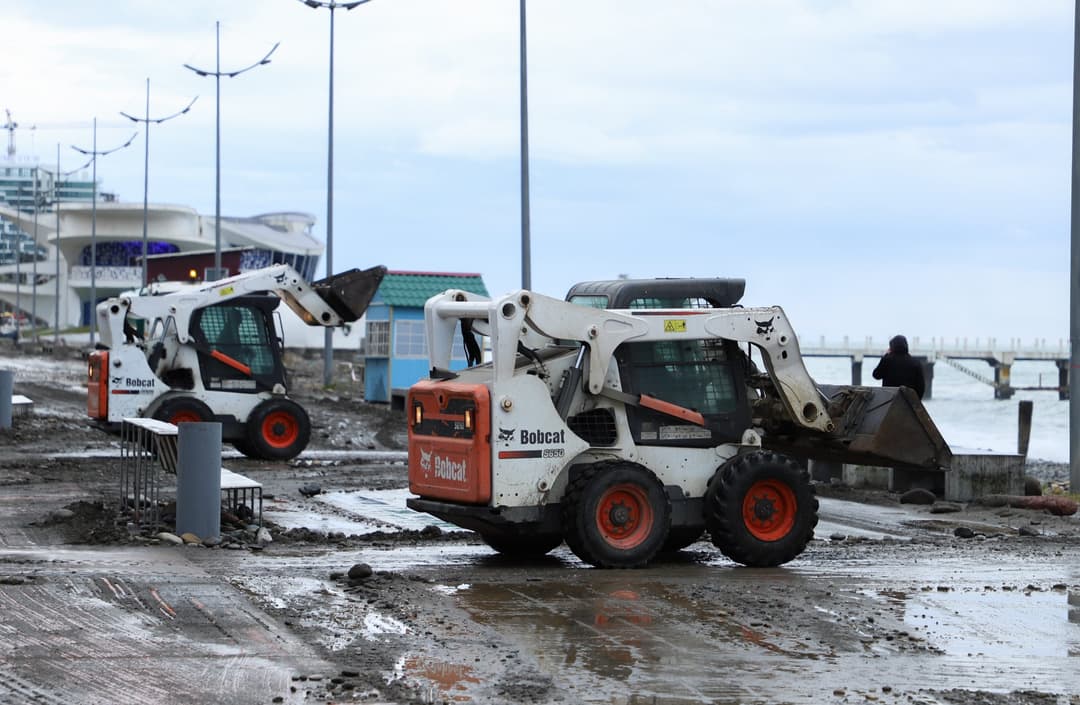 ახალ ბულვარში შტორმის შედეგად დაბინძურებული სანაპირო ზოლის დასუფთავების სამუშაოები მიმდინარეობს