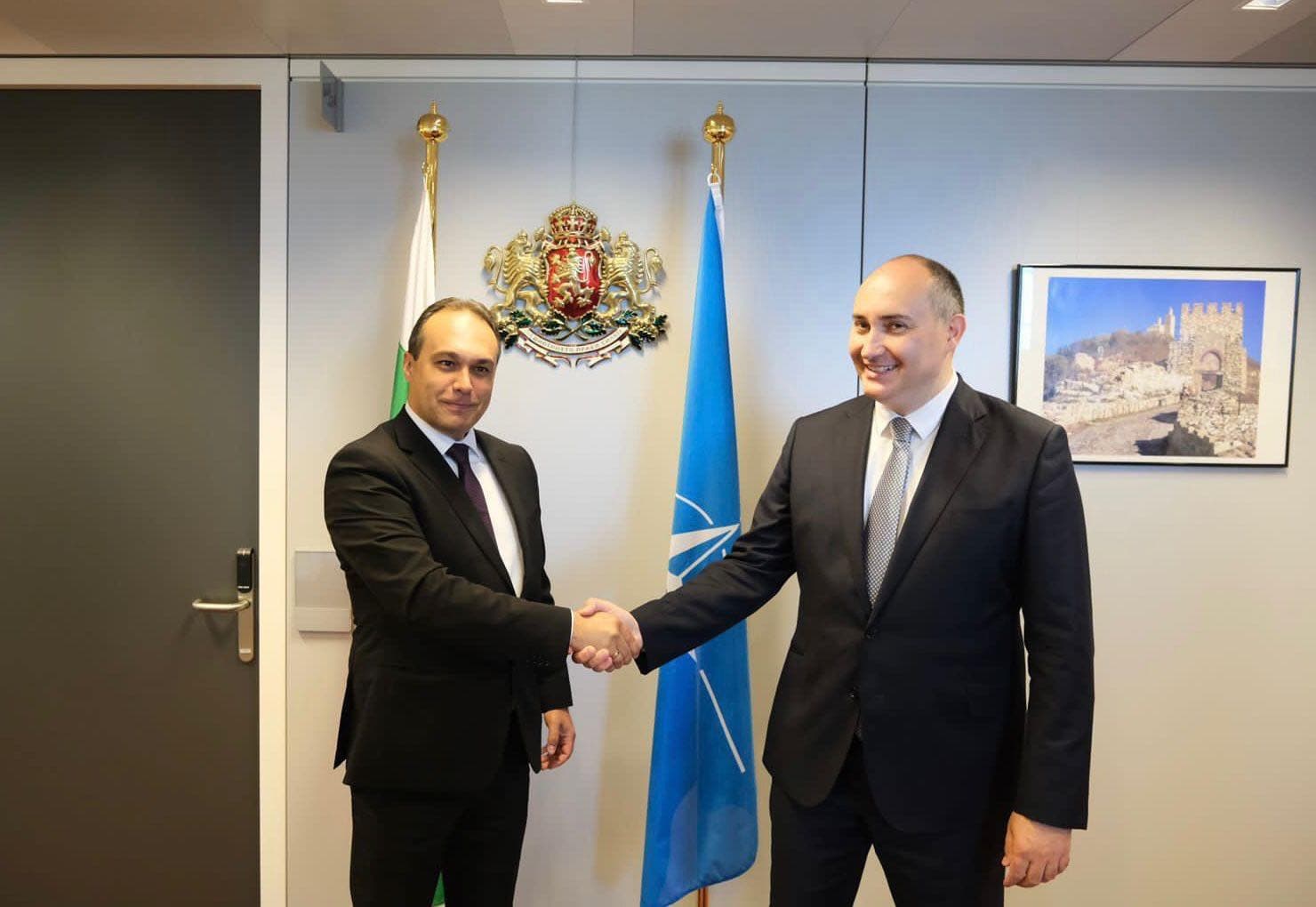 Frontnews image description