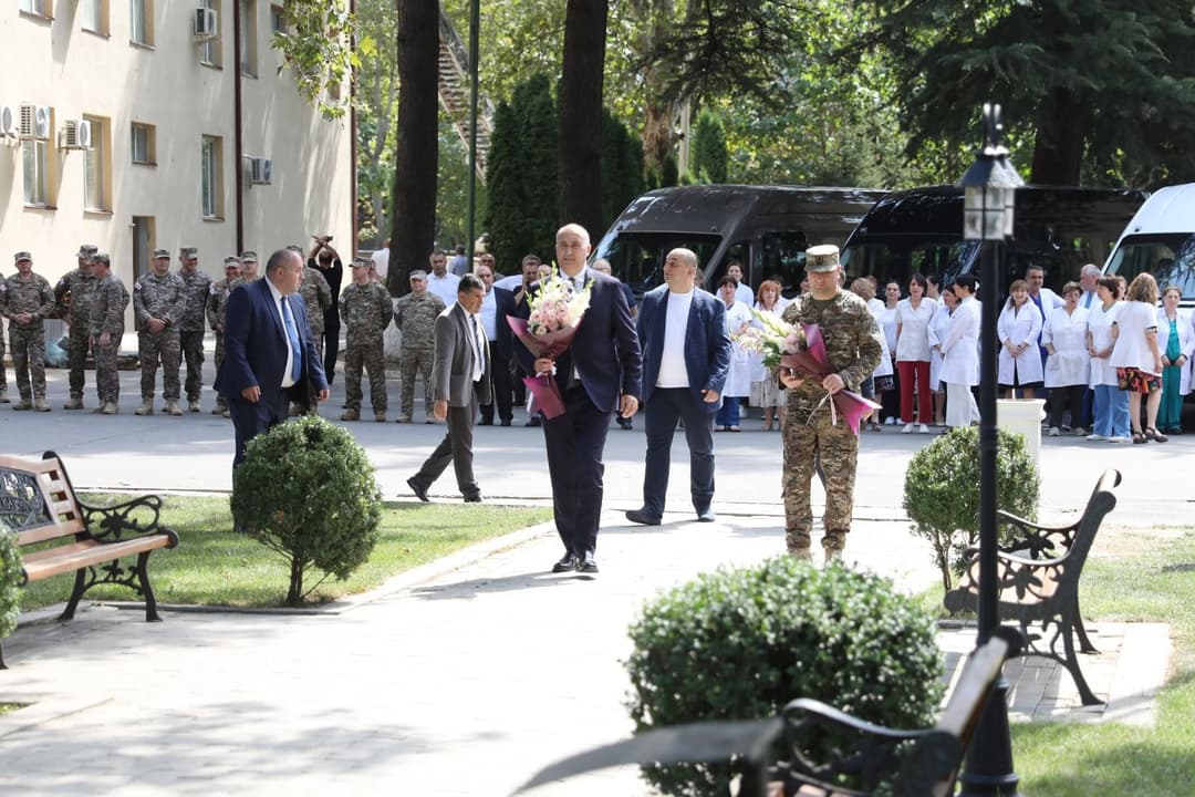 თავდაცვის მინისტრმა ომში დაღუპული სამხედრო ექიმების ხსოვნას პატივი მიაგო