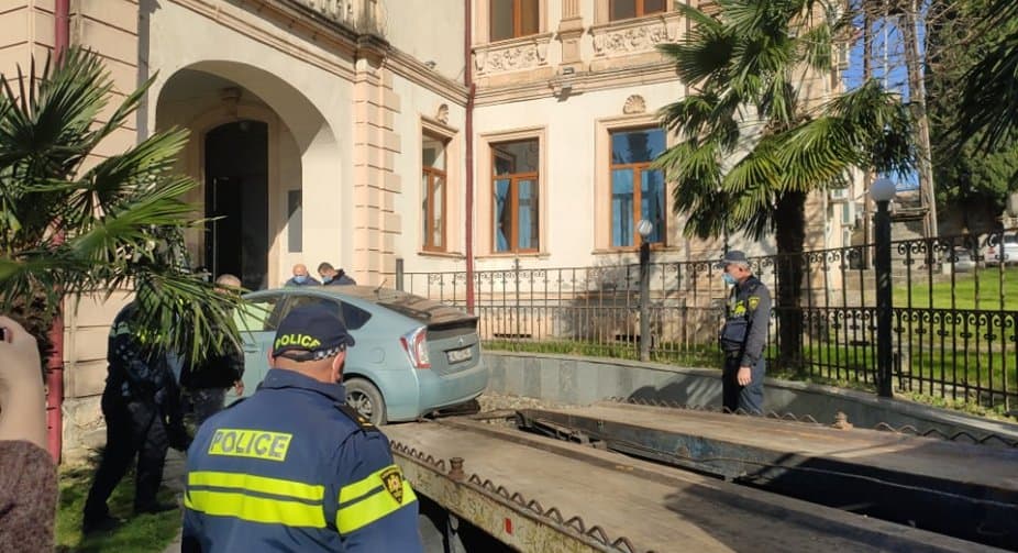 Girchi – More Freedom blocks entrances of State Security Service in 6 cities