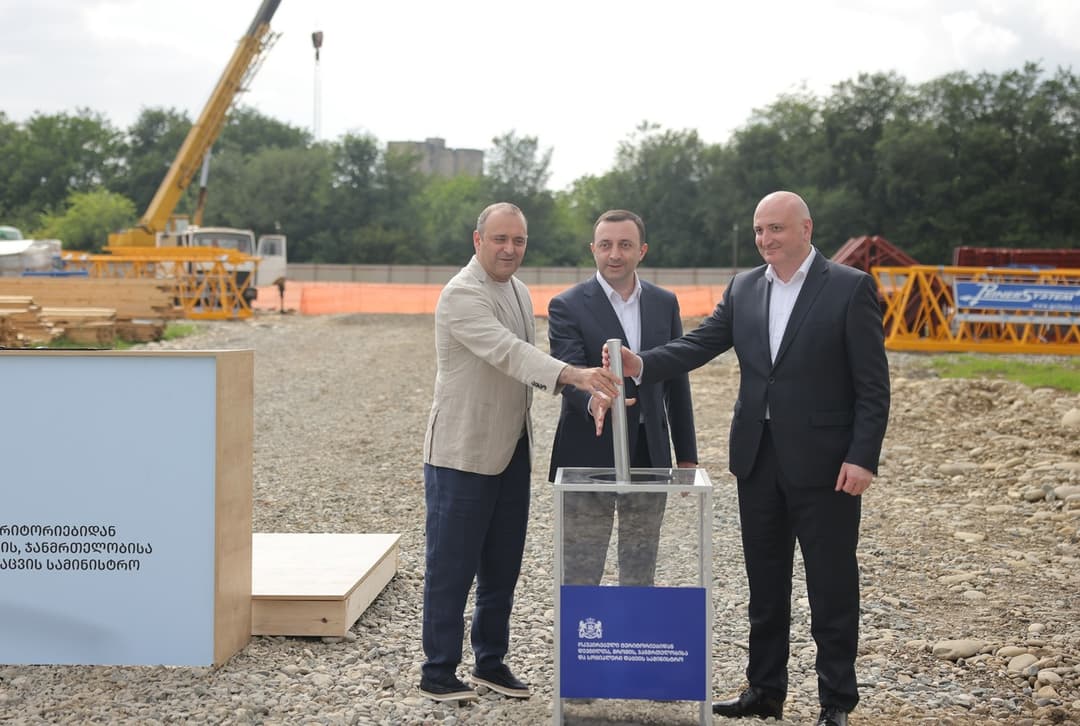 ირაკლი ღარიბაშვილმა ქუთაისში, დევნილებისთვის ახალი საცხოვრებელი კორპუსების მშენებლობის საძირკველში სიმბოლური კაფსულა ჩადო