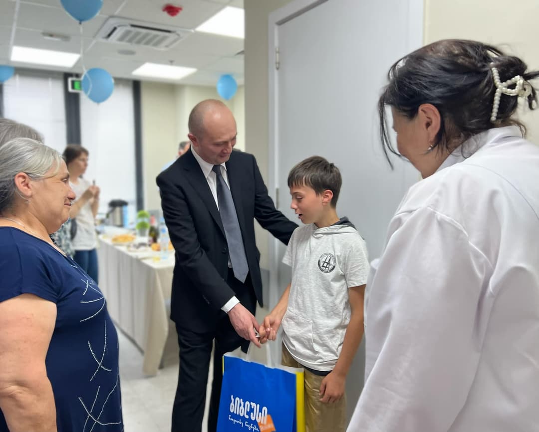 ლევან ჩაკვეტაძემ აფხაზეთიდან დევნილ ბავშვებს 1 ივნისი მიულოცა