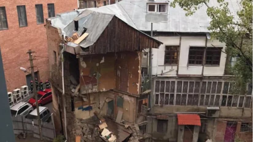 თბილისში საცხოვრებელი სახლი ჩამოინგრა