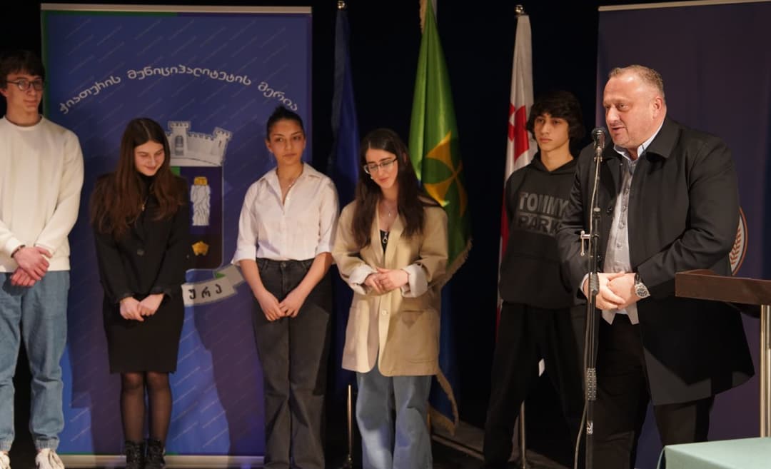 ჭიათურის თეატრში “დებატები უკეთესი განათლებისათვის“ ჭიათურის ჩემპიონატის ფინალური ტური გაიმართა