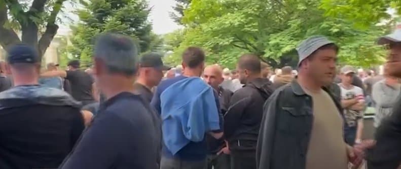 ჭიათურაში მაღაროელები სამუშაო პირობებს აპროტესტებენ