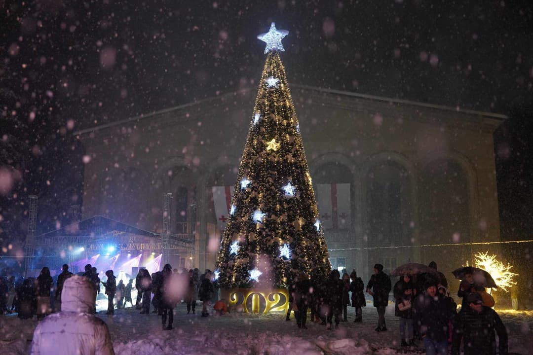 ჭიათურაში ქალაქის მთავარი ნაძვის ხე საზეიმოდ აინთო