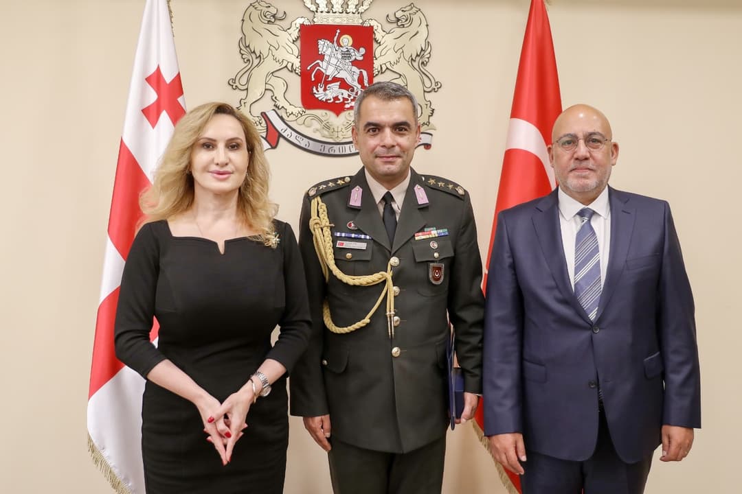 ლელა ჩიქოვანმა თურქეთისა და რუმინეთის თავდაცვის ატაშეები უწყებრივი მედლით “ღირსეული პარტნიორი“ დააჯილდოვა