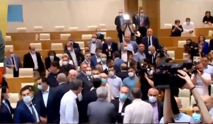 პარლამენტში ხმაური და დაპირისპირება გრძელდება