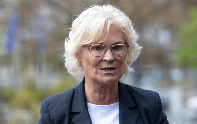 გერმანიის თავდაცვის მინისტრმა დაადასტურა, რომ თანამდებობას ტოვებს