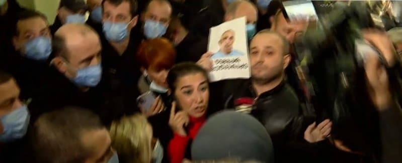 ქობულეთის საკრებულოს ოპოზიციონერ დეპუტატებს პოლიცია სხდომაზე არ უშვებს