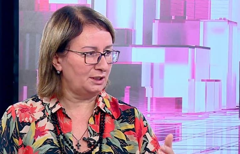 ფიქრია ჩიხლაძე – არის რამდენიმე ოპოზიციონერი, რომელიც გამოირჩევა ტელეეთერებში ოპოზიციის ლანძღვით