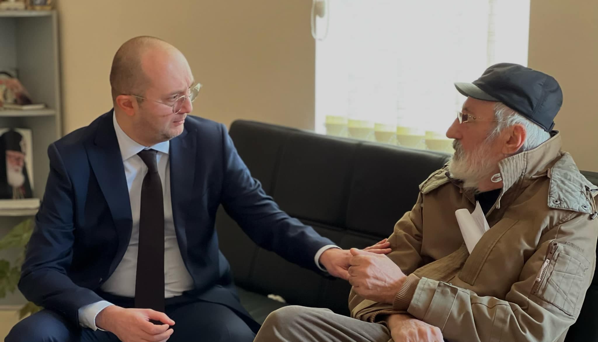 Frontnews image description