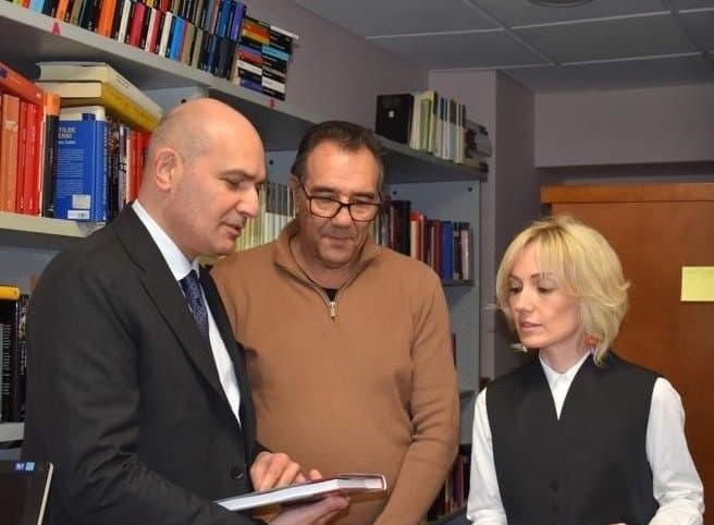 Frontnews image description