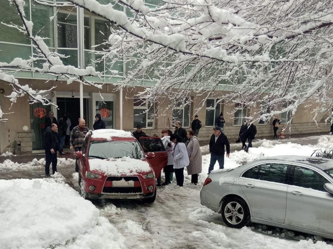 ქუთაისში მშობიარემ, რომელმაც უამინდობის გამო დროულად მისვლა ვერ შეძლო, კლინიკის ეზოში იმშობიარა