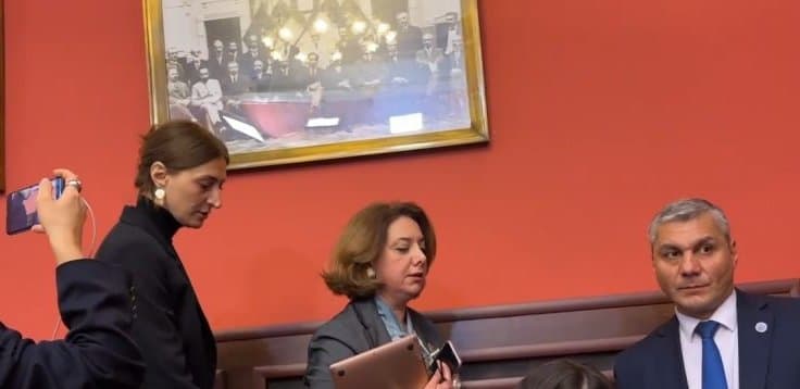 “ზრდილობას როცა ისწავლით, მაშინ შეგიძლიათ შემოხვიდეთ” – ოხანაშვილმა სამადაშვილს დარბაზი დაატოვებინა