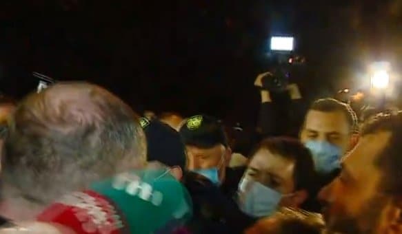 კანცელარიასთან აქციის მონაწილეები და პოლიციის წარმომადგენლები ერთმანეთს დაუპირისპირდნენ