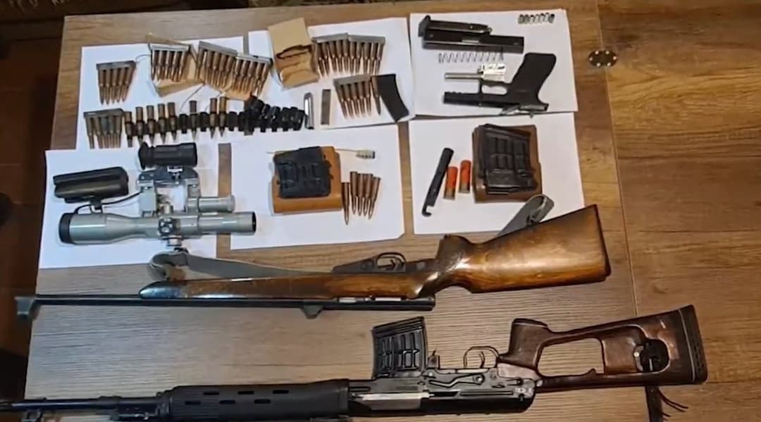 პოლიციამ თბილისსა და რეგიონებში უკანონო ცეცხლსასროლი იარაღები და საბრძოლო მასალა ამოიღო – დაკავებულია 13 პირი