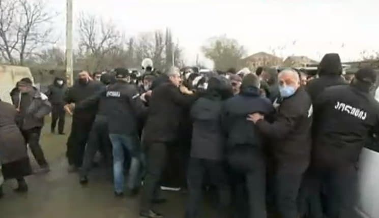 ზეღდულეთის მოსახლეობამ ცენტრალური მაგისტრალის გადაკეტვა სცადა