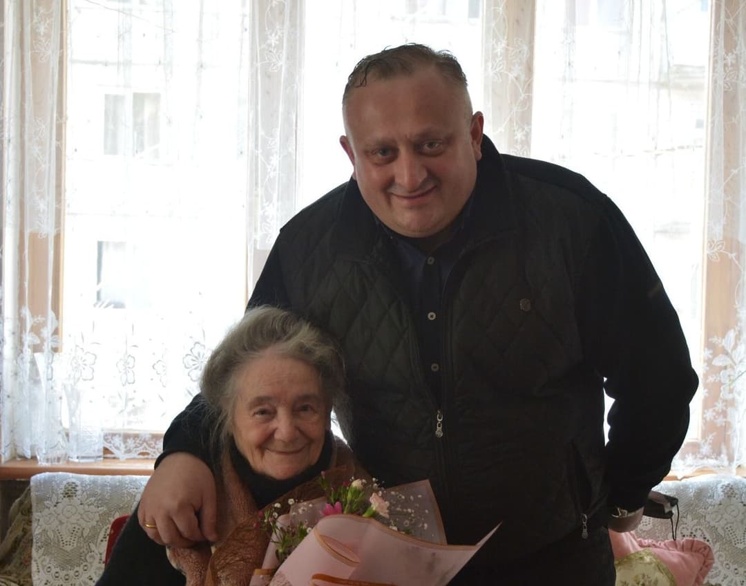 ჭიათურის მერმა გივი მოდებაძემ ღვაწლმოსილ ექიმს 90 წლის იუბილე მიულოცა